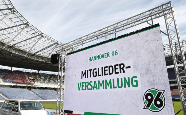 Großbildschirm im Stadion zeigt Hannover 96 Mitgliederversammlung mit dem Hannover 96 Logo.