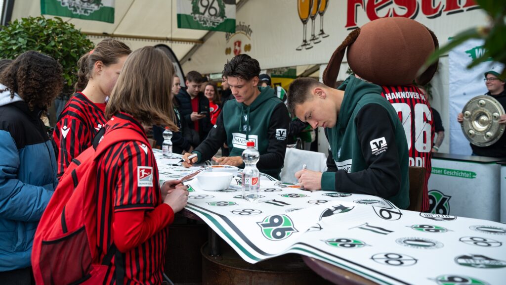 130-jähriges Vereinsjubiläum_Autogrammstunde_16zu9