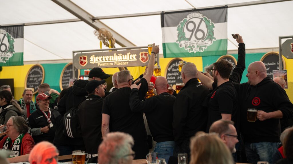 130-jähriges Vereinsjubiläum_Fans_Party_16zu9